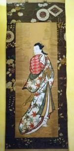 JAPON. Peinture sur soie représentant une femme debout.Haut. 78, Larg....
