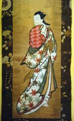 JAPON. Peinture sur soie représentant une femme debout.Haut. 78, Larg....
