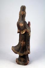 CHINE - Vers 1900. GUANYIN en bois sculpté polychrome, la...