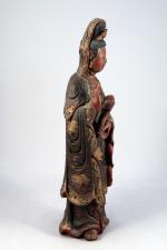 CHINE - Vers 1900. GUANYIN en bois sculpté polychrome, la...