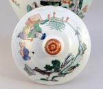 CHINE - XIXe. VASE balustre en porcelaine à décor polychrome...