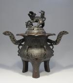 JAPON - Vers 1900. Grand BRÛLE-PARFUM tripode en bronze patiné...
