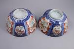 JAPON - IMARI - XIX-XXe. Paire de VASQUES en porcelaine...