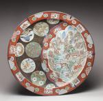 JAPON - XVIII-XIXe. Paire de grands PLATS en porcelaine polychrome...