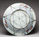 JAPON - XVIII-XIXe. Paire de grands PLATS en porcelaine polychrome...