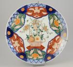 JAPON - Époque Meiji (1868-1912). PLAT en porcelaine blanche et...