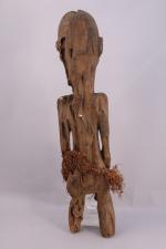 AFRIQUE. STATUETTE en bois sculpté et peint fichée de clous...