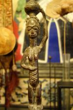 AFRIQUE. STATUETTE en bois sculpté figurant une femme scarifiée portant...