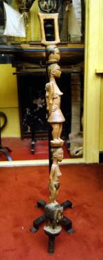 AFRIQUE. CANNE en bois sculpté polychrome à décor d'enfants et...