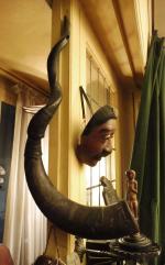 AFRIQUE. Spectaculaire OLIPHANT en corne.Haut. 70 cm.