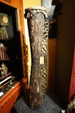 AFRIQUE. TAMBOUR en bois polychrome sculpté et fibres.Haut. 103 cm.