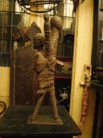 TANZANIE. HOMME-OISEAU portant son enfant en bois, tissu et métal.
Haut....