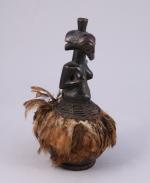 CONGO - LUBA. CALEBASSE en bois sculpté, osier, plumes, figurant...