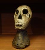NIGÉRIA - IBO. CIMIER en bois sculpté figurant un crâne.Haut....