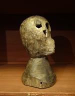 NIGÉRIA - IBO. CIMIER en bois sculpté figurant un crâne.Haut....