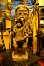 NIGÉRIA. STATUE-AUTEL NAGO en bois sculpté, tissu, collier, métaux, figurant...