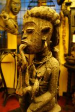 NIGÉRIA. STATUE-AUTEL NAGO en bois sculpté, tissu, collier, métaux, figurant...