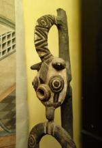 BURKINA-FASO ? TOTEM en bois sculpté de trois têtes.
Travail artisanal.
Haut....