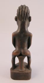 AFRIQUE. FEMME SE SOULAGEANT DEBOUT. Bois sculpté. Haut. 32 cm.JOINT...