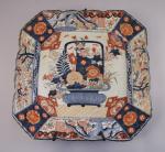 JAPON, XVIII-XIXe. Grand PLAT de forme quadrangulaire en porcelaine à...