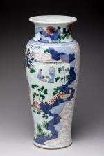 CHINE - XIXeVASE ROULEAU à bord évaséen porcelaine décorée en...
