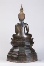 LAOS - XIXe
BOUDDHA en bronze, assis en bhumisparsa mudra (geste...
