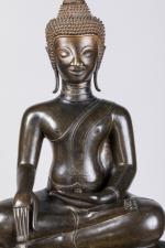 LAOS - XIXe
BOUDDHA en bronze, assis en bhumisparsa mudra (geste...