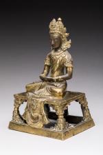 CHINE - XVIIIe
STATUETTE en bronze doré représentant AMITAYUS
assis en padmasana...