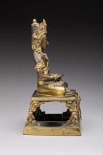 CHINE - XVIIIe
STATUETTE en bronze doré représentant AMITAYUS
assis en padmasana...