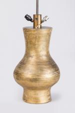 LAMPE de TABLE en plâtre doré 
de forme cylindrique avec...