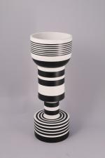 Ettore SOTTSASS (Innsbrück, 1917 - Milan, 2007)Vase "totem"Céramique émaillée blanche...