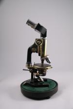 MICROSCOPE C. REICHERT binoculaire en laiton et métal laqué noir....