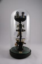 MICROSCOPE C. REICHERT binoculaire en laiton et métal laqué noir....