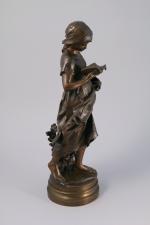 Mathurin MOREAU (Dijon, 1822 - Paris, 1912)
Fillette lisant.
Bronze à patine...