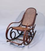 THONET. Rocking Chair en bois thermoformé à patine foncée avec...