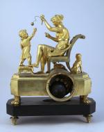 PENDULE au BILBOQUET en bronze doré figurant une mère et...