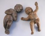 RÉUNION de deux ENFANTS JÉSUS en bois naturel sculpté. L'un...