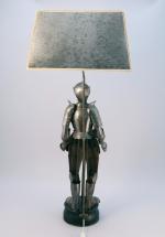 LAMPE ornée d'une ARMURE de CHEVALIER miniature en métal. Socle...