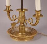LAMPE-BOUILLOTTE en bronze doréet ciselé, avec un abat-jour en tôle...