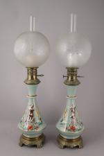 PAIRE DE LAMPES à PÉTROLE de forme balustre en porcelaine...