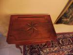 TABLE VOLANTE en bois naturel à décor marquetée d'une étoile...