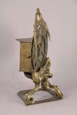 PENDULE dite VEILLEUSE en bronze ciselé, anciennement doré. Louis XV.
La...
