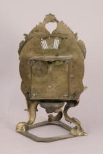 PENDULE dite VEILLEUSE en bronze ciselé, anciennement doré. Louis XV.
La...