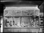 Anonyme, Vitrine les Granges du stand Émile Galle lors de l’Exposition Universelle de 1900, 1900, Nancy, Musée de l’École de Nancy, Fonds photographie Gallé.