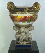 Fig. 1 Manufacture de Minton d’après un modèle de Carrier-Belleuse, vase en porcelaine et bronze doré, piètement en parian, Exposition Universelle de 1862 de Londres, acquis par le musée en 1862, H. 95.5 cm x L. 76 cm, P. 35.5 cm base, Diam : 59 cm