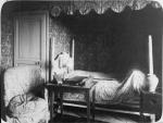 p. 4 : Chambre de Balzac, vue du lit, 1900-1930,<br />
Société Archéologique de Touraine, Fonds photographique, cote BFP 0206-0020.