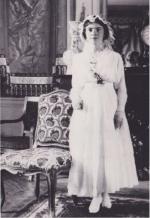 p. 10 : Élisabeth BENJAMIN dans le Salon du château de Saché, 1916,<br />
photographe anonyme, Fonds familial privé.