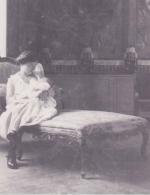 p. 11 : Madame René Benjamin et son premier enfant Jean-Loup dans le Salon de Saché, automne 1917,<br />
photographe anonyme, Fonds familial privé.