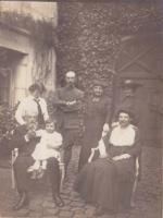 p. 17 : Famille Lecoy à Saché, 1917,<br />
photographe anonyme, Fonds familial privé.