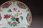 CHINE, Époque QIANLONG (1736 - 1795). Grand PLAT en porcelaine...